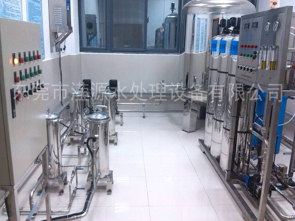 /></p><p> </p><p>        是用于满足各行业需求制取，多用于医药、生物化学化工、医院等行业，整个系统都由SUS304L或SUS316L全不锈钢材质组合而成，而且在用水点之前都必须装备紫外线及臭氧杀菌装置。纯净水设备核心技术采用反渗透，EDI等较新工艺，比较有针对性地设计出成套高纯水处理工艺，以满足药厂、医院的纯净水制取、大输液制取的用水要求。</p><p>　　纯净水设备系统设计制造除了水质要达到2010版药典或者其他药典标准外，还得符合GMP的认证要求。生物医药制药方面的纯净水设备对这两点更为重视，那么GMP对纯净水设备系统有哪些要求呢？应该如何避免这些问题呢？如何快速的通过GMP认证呢？</p><p>　　GMP认证相关要求以及众多GMP纯净水设备案例经验，总结一些常见的GMP认证问题，以供参考：</p><p>　　1.纯净水没有安装PID图</p><p>　　2.纯水站没有贴取样点编号</p><p>　　3.纯净水中需要加上用水点编号；一楼纯净水储罐上面管道无流向标识；</p><p>　　4.纯净水理化检测记录中：不挥发物检测称重无原始打印记录；电导率的检测应加入单位；</p><p>　　5.纯净水系统从EDI出来就是纯净水，但现场的管路及阀门、送水泵、压力表都没安照纯净水的标准做，存在污染风险。</p><p>　　6.纯净水验证时没有验证自动电磁阀的动作是否准确无误。</p><p>　　7.安装纯净水在线电导率监测时没有图纸。</p><p>　　8.纯净水无管理设计图，管路非卫生连接，无日常监控，管路设计不利于取样。9.纯净水灌及焊接不符合要求，</p><p>　　10.纯净水无取样记录；纯净水回水处应安装流量计</p><p>　　11.纯净水系统需要对总送、总回、储罐、较远用水点进行每周全检，其余用水点每月全检</p><p>　　12.纯净水系统的验证</p><p>　　13.纯净水的设计、安装、臭氧消毒依据、焊接、验证确认等部分不符合要求</p><p>　　14.纯净水图纸与实际不相符，各控制阀应在图纸上注明；</p><p>　　15.管道、储水罐、电焊问题</p><p>　　16.储备出水口，回水口应有温度计，以便对其温度变化进行控制，应有流量监控计</p><p> </p><p> </p></div>
						<div class=
